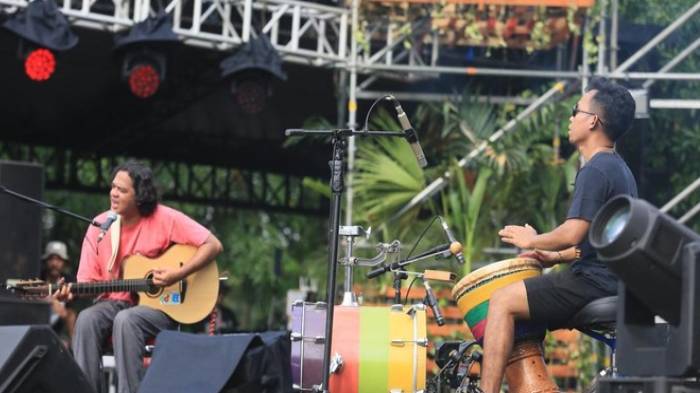 Dongker dan Jason Ranti Undang Euforia, Penonton Naik ke Panggung Synchronize Fest 2025